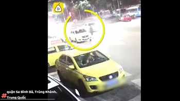 Camera giao thông: Tài xế taxi quên khóa cửa xe, bợm nhậu tiện tay lái mất xe