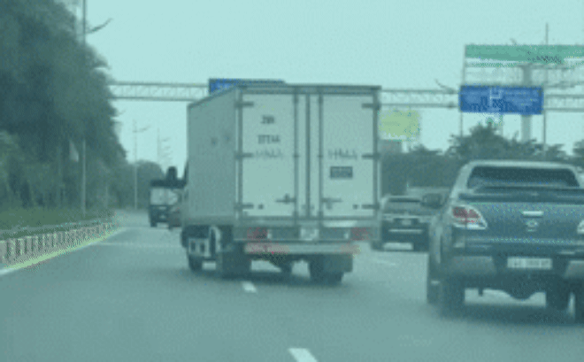 Camera giao thông: Tài xế xe tải liên tục chặn đường, "dằn mặt" xe bán tải trên đường Hà Nội