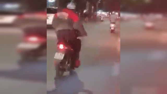 camera giao thong thanh nien vua dieu khien xe vua nhay nhot lang lach khien nhieu nguoi buc xuc