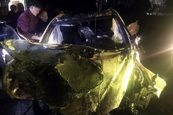 tai nan giao thong chieu 412 mercedes mat lai dam vao cau roi bay xuong kenh tai xe tu vong