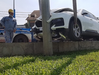 Tai nạn giao thông chiều 5/12: Nữ tài xế lao thẳng ô tô vào cột điện ở đại lộ