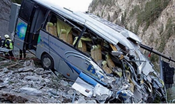 Xe buýt mất lái lao qua dải phân cách cầu vượt rồi rơi từ độ cao 15 mét, ít nhất 40 người thương vong