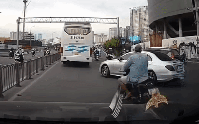 camera giao thong bi ep sat vao dai phan cach thanh nien phong xe may len dan mat o to