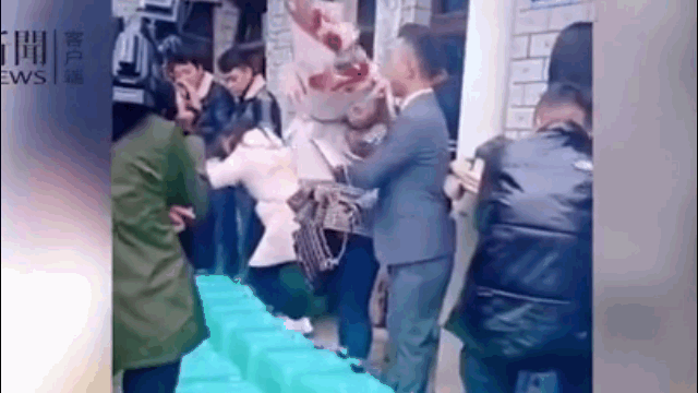 video bi nha gai ep uong hon 40 ly ruou moi duoc ruoc dau chu re buc boi nem luon hoa cuoi khien hon truong ngo ngang