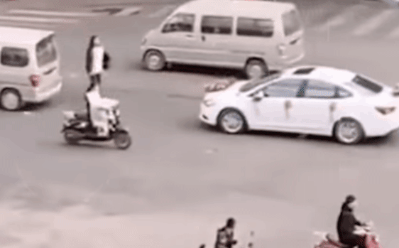 video co gai lieu minh chan xe dua dau niu keo nguoi yeu cu