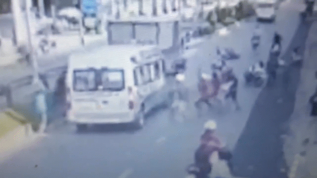 video mau thuan trong dam cuoi nhom thanh nien bi ruot chem kinh hoang tren quoc lo