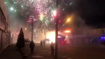 Video: Cháy kho pháo hoa tích trữ cho dịp mừng năm mới, cả thành phố ở Nga sáng rực trời