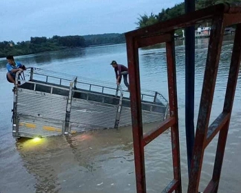 tai nan giao thong chieu 712 xe tai dang cho pha bat ngo lao thang xuong song hai nguoi dap cua lop ngop leo len noc xe keu cuu