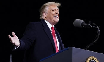 ong trump xem xet roi nha trang bang chuyen bay khong luc mot cuoi cung