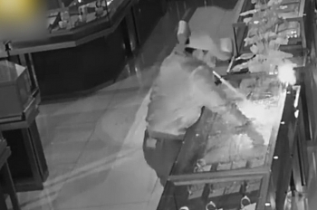 Video: Đạo chích dùng xe 3 bánh kéo sập cửa cuốn tiệm vàng rồi "hốt" đi cả bịch trang sức
