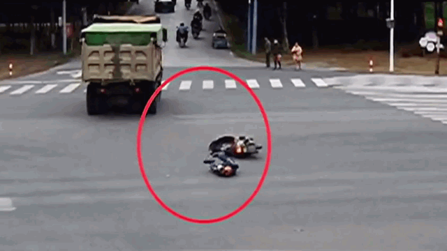 Camera giao thông: Bị xe tải va trúng đầu, nam thanh niên may mắn bật ra phía ngoài nhờ chiếc mũ bảo hiểm cứu mạng