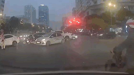 camera giao thong thay csgt tuyt coi taxi be lai 180 do roi tang ga bo chay