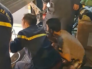Video: Cảnh sát nỗ lực phá cửa cuốn, cứu 5 người mắc kẹt trong cửa hàng