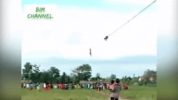 video be trai bi mac vao con dieu bay lo lung tren khong trung khien dam dong hoang loan