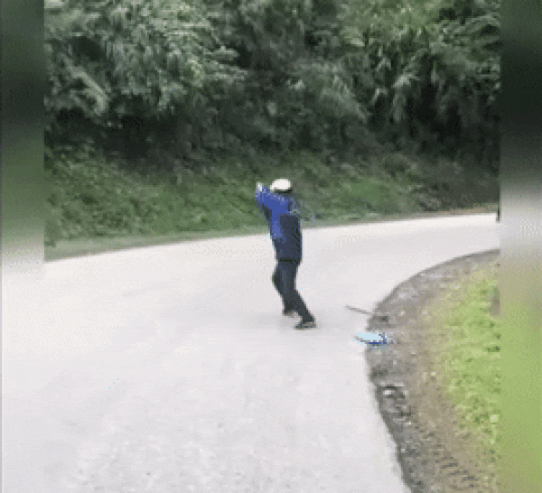 Video: Bắt được rắn hổ mang chúa, người đàn ông quay rắn gần 20 vòng khiến nhiều người khiếp sợ