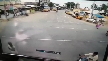 khoanh khac than chet ngu quen nguoi phu nu binh yen vo su sau khi bi xe tai chen qua