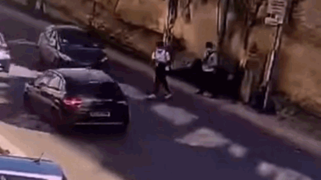 Camera giao thông: Sang đường bất cẩn, nam sinh bị ô tô tông văng, trượt dài vài mét