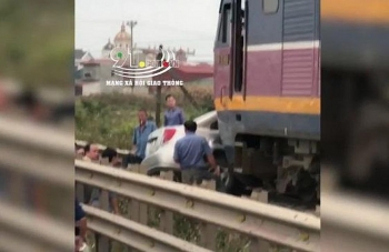 Camera giao thông: Cố tình vượt đường ray khi tàu đang lao đến, ô tô 4 chỗ bị tàu đâm trực diện