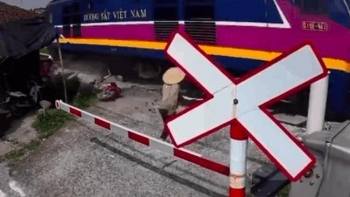 camera giao thong co tinh lao bang bang qua duong ray nguoi phu nu may man thoat chet