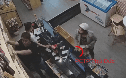 video ba thim cuom cung luc 2 dien thoai dat tien cua nhan vien ban hang chi trong vai giay bang chieu khong the ngo