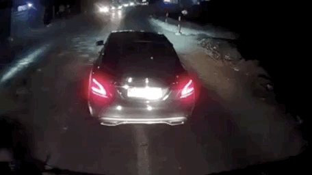camera giao thong hai lan vuot au tu dam vao xe tai luc rang sang tai xe mercedes con rut gay golf de doa