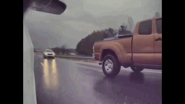Camera giao thông: SUV húc bay xe bán tải trên cao tốc