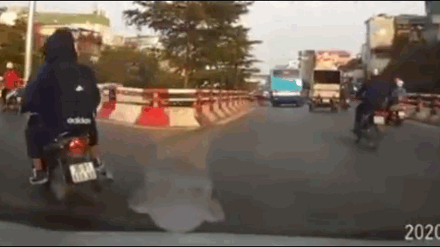 camera giao thong co tinh tat dau o to nguoi phu nu nga sap mat