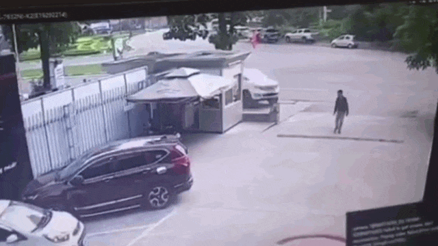 camera giao thong kinh hoang khoanh khac nu tai xe mat lai tong 1 nguoi tu vong tai showroom mazda