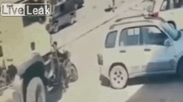 camera giao thong bi xe tai cuon vao gam khi dang dung tren duong xe may bi nghien nat 2 thanh nien thoat chet kho tin