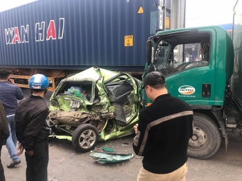 tai nan giao thong sang 1312 hai o to con bi hung than container tong bep khi dung den do o nga tu ha noi