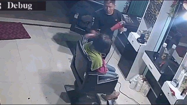 dang say toc co gai dot nhien nga vat ra ghe khien chu tiem giat minh ngo ngac