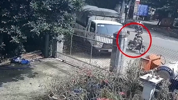camera giao thong xe may sang duong au tai xe xe tai danh lai cuu mang nhung lai gap hoa oan uong