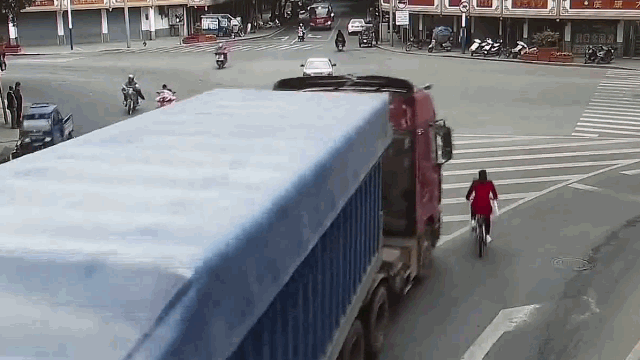 camera giao thong bi xe dau keo nuot gon vao gam nguoi phu nu thoat chet hy huu