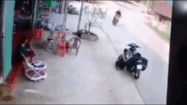 Camera giao thông: Suýt bị xe lao qua cướp mạng, nam thanh niên rụng rời ngồi bệt xuống đất