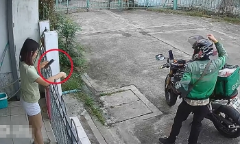 video lon ton nhan hang nhung mat van dan vao dien thoai co gai linh cu nga nhu troi giang