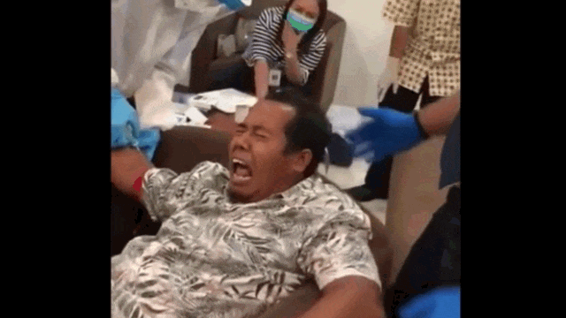 Video: Bác sĩ lấy máu để kiểm tra sức khỏe, người đàn ông la hét thất thanh rồi khóc lóc thảm thiết