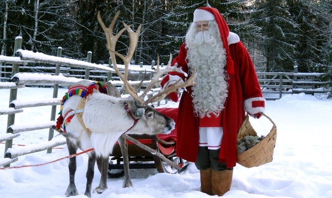 Ngôi làng ông già Noel tất bật nhận thư, yêu tinh đeo khẩu trang và sát khuẩn tay, còn tuần lộc đang giãn cách trong rừng