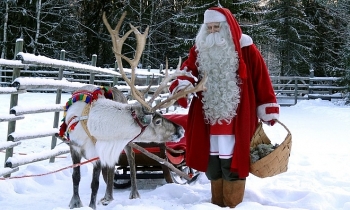 Ngôi làng ông già Noel tất bật nhận thư, yêu tinh đeo khẩu trang và sát khuẩn tay, còn tuần lộc đang giãn cách trong rừng