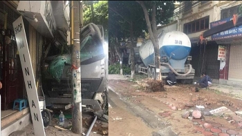 ha noi xe bon mat lai tong sap co dien lao thang vao nha dan luc rang sang dau xe vo nat
