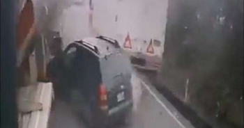 Camera giao thông: Vượt ẩu, chiếc SUV bị hai container kẹp cứng
