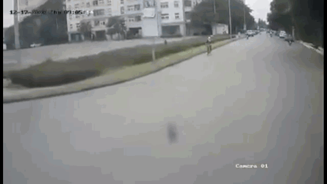 Camera giao thông: Xe buýt vào cua tông nam thanh niên văng vào lề đường