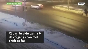 Camera giao thông: Xe cảnh sát dũng cảm chặn ô tô vượt ẩu suýt đâm người đi bộ