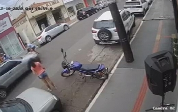 camera giao thong be gai bat can lao qua duong anh trai lao ra cuu em bang phan xa kho tin