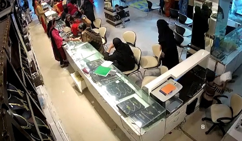 Video: Nữ quái dùng chiêu trộm trang sức cả chục nghìn USD trong cửa hàng theo cách cực tinh vi
