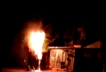 Video: Trụ điện ở Bình Dương bất ngờ nổ bùm bụp, cháy rực trong đêm