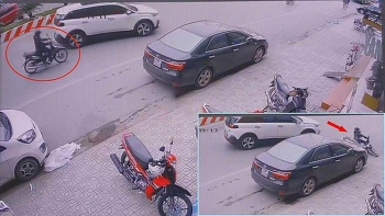 camera giao thong o to chuyen lan dot ngot khien nguoi phu nu di xe may nga song soai