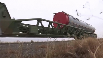 Video: Cận cảnh màn nạp tên lửa Avangard vào hầm phóng của Nga