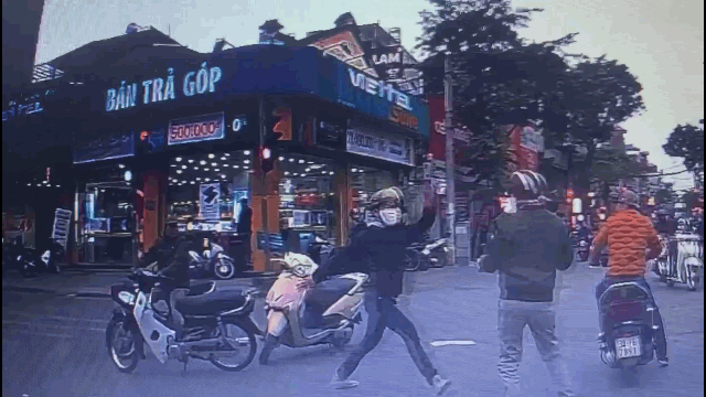 Camera giao thông: Sau va chạm, 2 tài xế xe máy "tỉ thí" ngay giữa phố