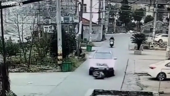 camera giao thong xe may truot banh tai xe bi cuon luon vao gam o to nhung chi bi thuong nhe