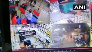 camera giao thong y bac si dang lam viec phai chay tan loan vi bi xe dien tan cong